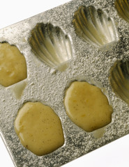 Remplir les moules à madeleines avec la pâte