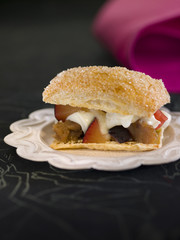 Feuilleté aux prunes et à la crème vanille