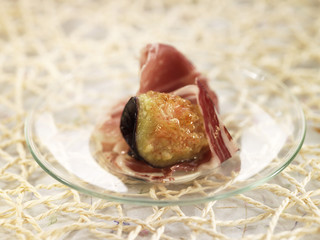 Bouchée de jambon Serrano, figue et confiture d'orange
