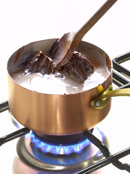 Faire fondre un morceau de chocolat dans une casserole de lait