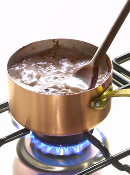 Remuer du chocolat fondu dans du lait