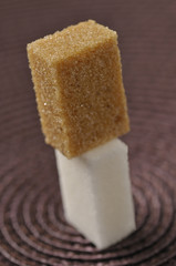 Morceau de sucre roux sur morceau de sucre blanc