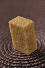 Morceau de sucre roux