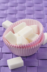 Morceaux de sucre dans corolle en papier