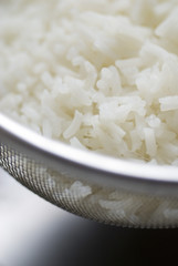 Riz cuit dans passoire