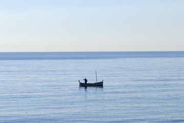 Bâteau de pêche sur l'eau