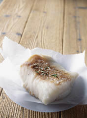 Pavé de cabillaud cuit à la vapeur au sel et au poivre