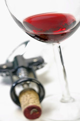 Verre de vin rouge et tire-bouchon