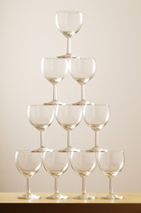 Pyramide de verres vides