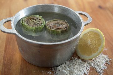 Artichaut dans marmite d'eau et citron