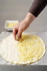 Répartir le gruyère râpé sur la pâte 