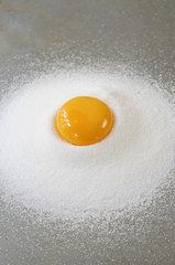 Jaune d'oeuf dans un puits de sucre