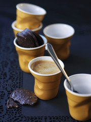 Gobelets de café et biscuits au chocolat