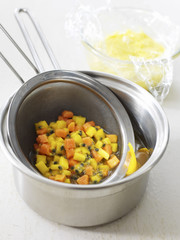 Faire mariner les dés de fruits dans le sirop d'épices 