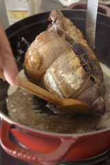 Retourner le coeur de boeuf dans la cocotte 