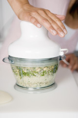 Hacher les haricots de soja avec les herbes au mixer 