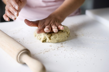 Aplatir les boules de pâte de haricots de soja à la main 