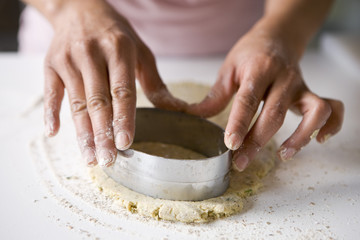 Couper des ronds de pâte de haricots de soja à l'emporte-pièce 