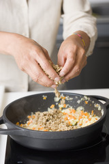 Faire cuire les dés de seitan avec les légumes 