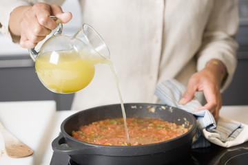 Ajouter le bouillon à la sauce tomate 