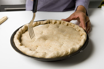 Piquer le dessus de la pâte avec une fourchette 