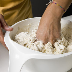 Travailler la pâte avec les doigts 