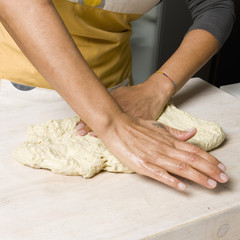 Aplatir la pâte avec les mains 