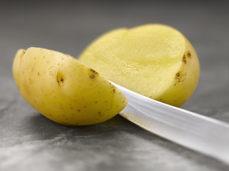 Couper une pomme de terre 