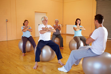 Obraz premium Fitnessübungen auf Gymnastikbällen