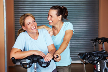 Frauen lachen im Fitnesscenter