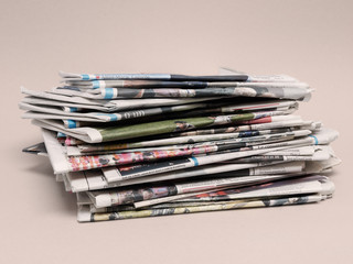 Tageszeitungsstapel