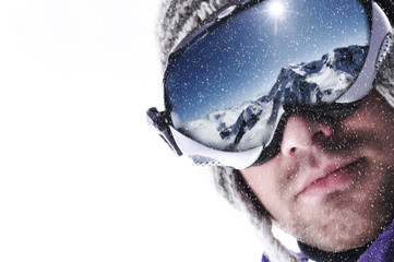visage et masque de ski sous la neige - 27301775