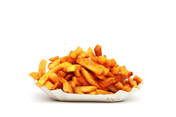 Pommes in der Schale auf weiß isoliert