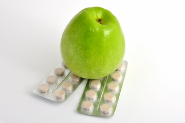 Зеленое яблоко на таблетках