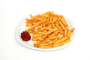 Pommes auf einem Teller auf weiß isoliert mit Ketchup