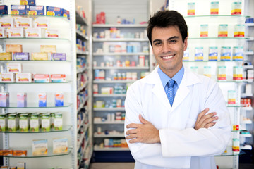 portrait d& 39 un pharmacien de sexe masculin à la pharmacie