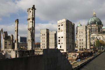 Fototapeta na wymiar Berlin - Last remnants of the Palast der Republik (nov 2008)