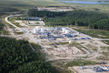 Platform on extraction and oil refining
