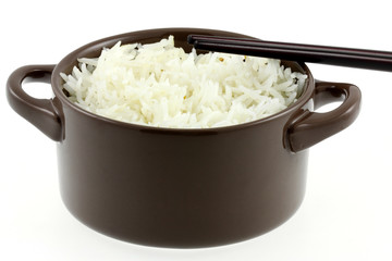 riz cuit aux épices dans petite marmite