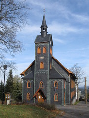 Fototapeta na wymiar Drewniany kościół w Neuhaus am Rennweg
