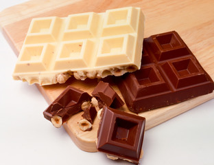 Cioccolato bianco e al latte con nocciole