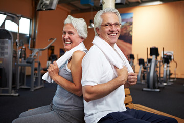 Seniorenpaar im Fitnesscenter