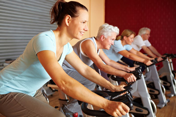 Spinning-Gruppe trainiert