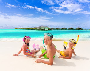 Obraz premium Three kids on the beach