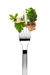 pilze und broccoli mit sahnesoße auf gabel, isoliert
