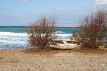Altes Fischerboot an der Küste Kretas