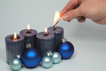 4 blaue Kerzen beim anzünden