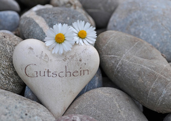 Gutschein Steinherz mit Gänseblümchen © Sandra Thiele