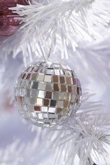 Discokugel im weißen Weihnachtsbaum