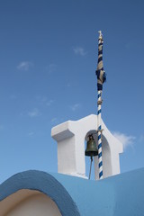 Weiß-blaue Kirche vor blau-weißem Himmel